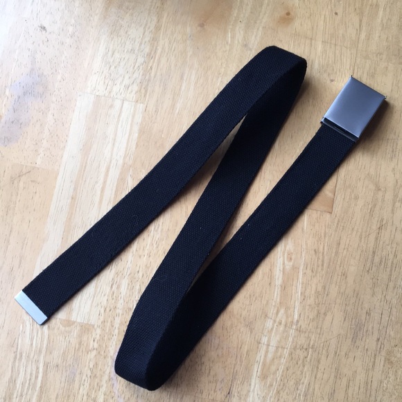 Black and silver metal buckle web belt 1.5” x 43” like new - Picture 7 of 9